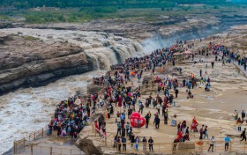 万人同赏黄河咆哮！壶口瀑布国庆期间人气“爆棚”