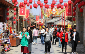 踏青寻红忆先烈，延安迎来红色旅游热潮