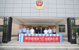 大秦之水夏日送清凉 一瓶水传大爱显真情