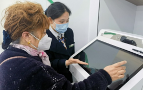 坚守为民情怀，把好服务送到客户心坎上
